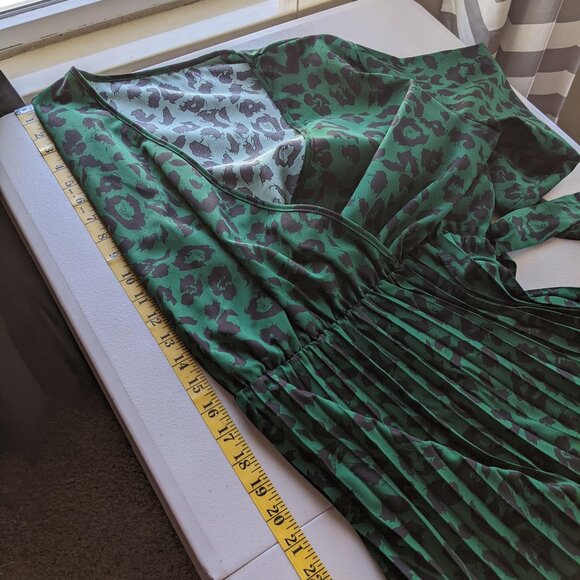 Leopard print dress with midi pleated skirt, lightweight wrinkle-free fabric - Picture 9 of 15